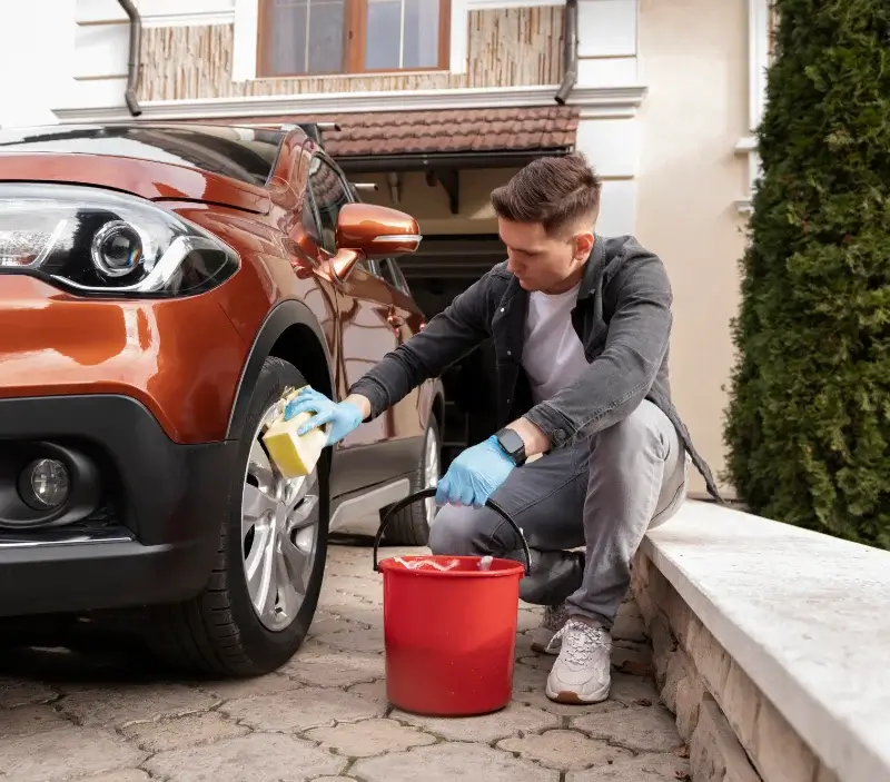 Lavage auto à domicile Gaël : professionnel intervenant sur un véhicule